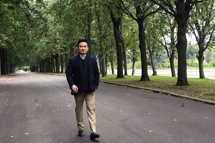 Diễn viên Chi Bảo mặc ấm áp trong tiết trời 13 độ C của Moscow, Nga.