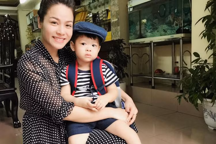 Nhật Kim Anh chia sẻ: “Ngày thứ 3 Tin đi học. Mẹ và bà nội đưa tới trường. Trộm vía! Tin rất ngoan và rất thích đi học. Cứ đòi đi học suốt”.