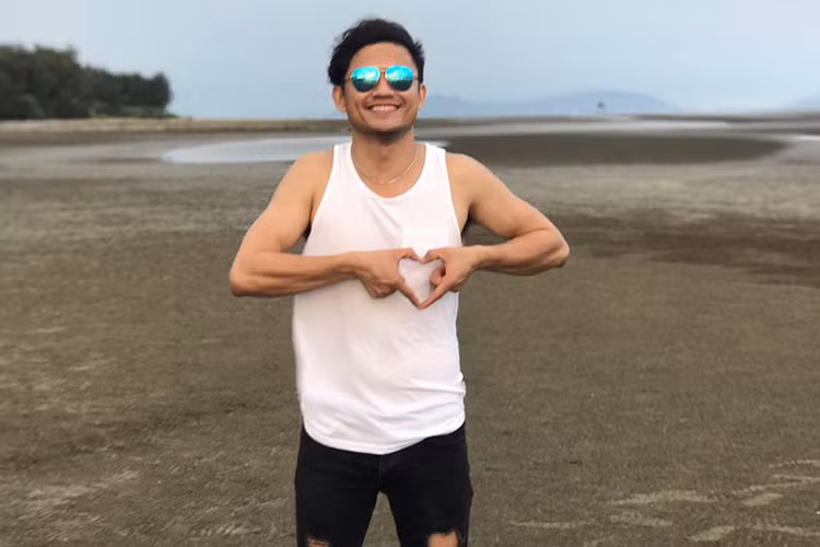 Quý Bình khoe ảnh tươi rói sau tiết lộ đã có người yêu mới. Theo lời nam diễn viên, bạn gái không hoạt động nghệ thuật nhưng tư vấn cho anh rất nhiều từ chọn bài hát đến trang phục.