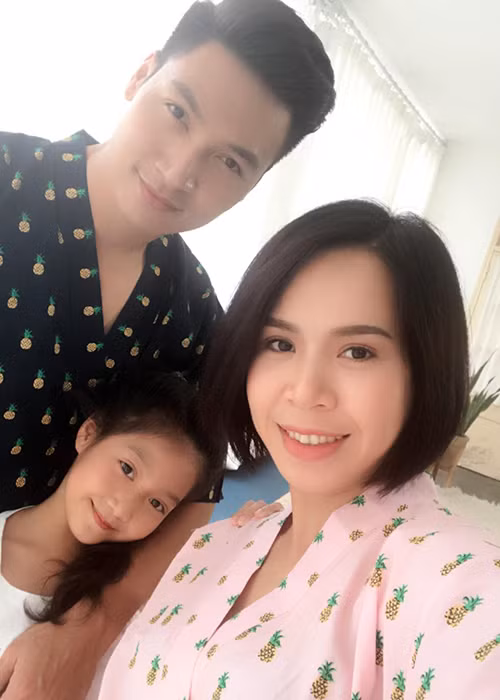 Mạnh Trường dẫn vợ và con gái đi chụp hình.