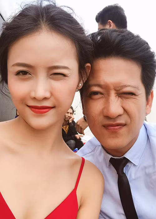  Hot Face sao Việt 24h: Sau ồn ào va chạm giao thông, Trường Giang vẫn vui vẻ đi quay phim cùng Trương Mỹ Nhân.