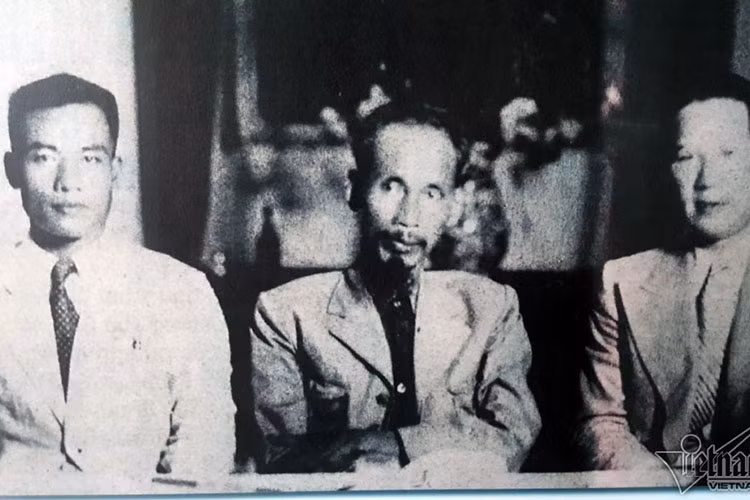 Chủ tịch Hồ Chí Minh tiếp kiến Hoàng thân Xu-pha-na-vông và Cựu hoàng Bảo Đại, ngày 3/9/1945.