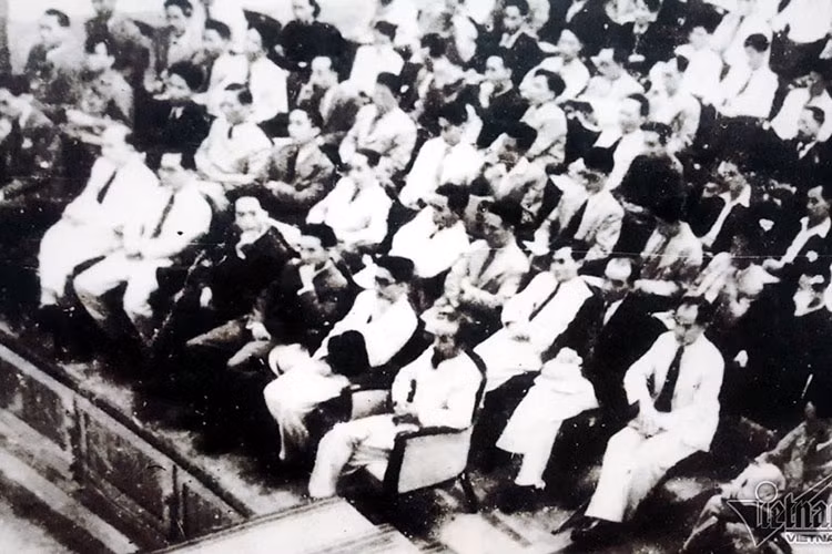 Chính phủ mới cùng các đại biểu Quốc hội trong kỳ họp thứ 2, khóa 1 tại hội trường Nhà hát lớn Hà Nội, ngày 3/11/1946.