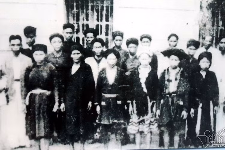 Chủ tịch Hồ Chí Minh chụp ảnh lưu niệm với các đại biểu dân tộc ở Bắc Bộ phủ, ngày 23/9/1945.