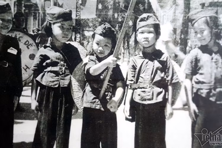 Đội nhi đồng Mai Hắc Đế tham gia vận động bầu cử Quốc hội, ngày 5/1/1946.