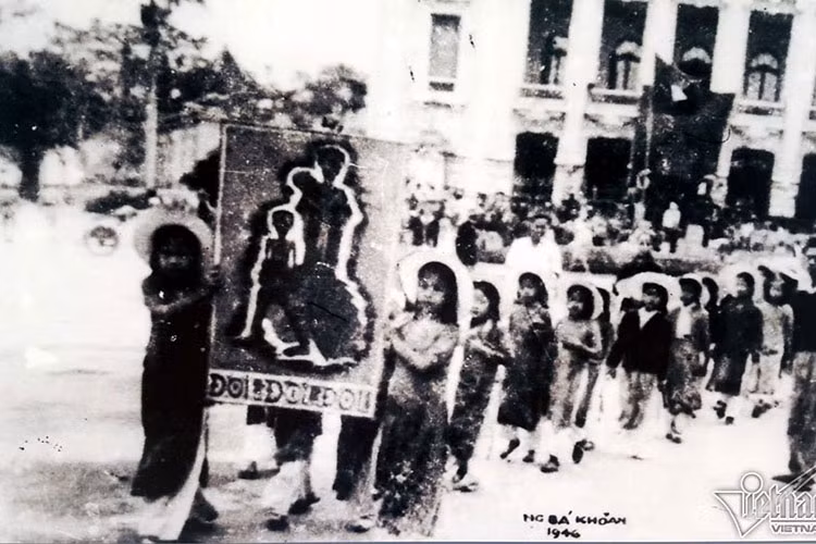 Các em nhi đồng vận động ngày cứu đói, 11/10/1945.