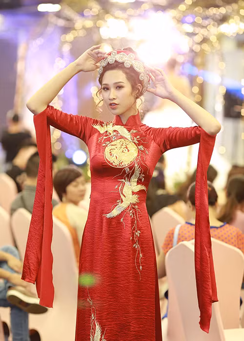 Phạm Anh Thư đang tham gia hoạt động người mẫu tại công ty của siêu mẫu Hạ Vi.