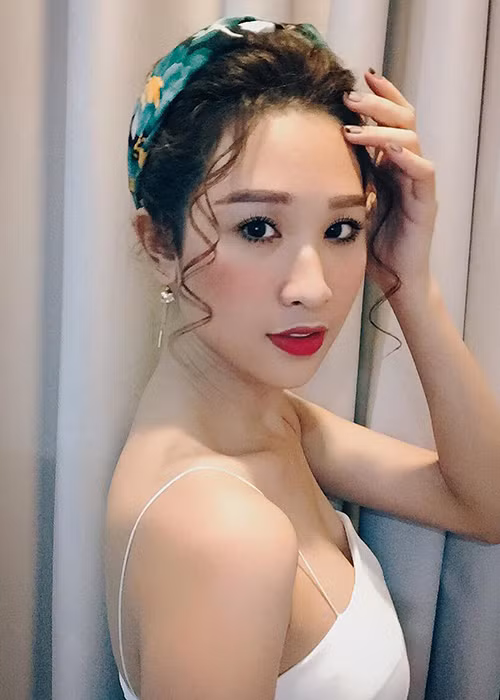 Dù lần đầu tiên thử sức ở cuộc thi nhan sắc nhưng Anh Thư được đánh giá cao tại Hoa khôi Áo dài Việt Nam 2016.