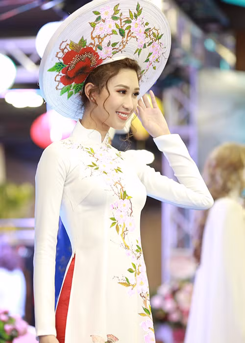 Dưới sự giúp đỡ của "bà bầu" Hạ Vi cùng sự cố gắng không ngừng, Anh Thư đắt show làm người mẫu.