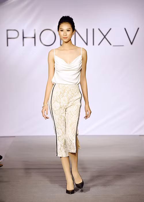 Sau cuộc thi Hoa khôi Áo dài Việt Nam 2016, người đẹp sinh năm 1997 bước chân vào nghề người mẫu.