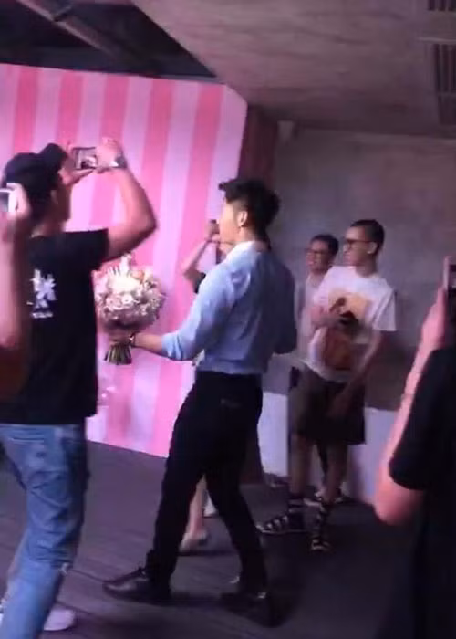 Hình ảnh Lý Thần chuẩn bị cầu hôn Phạm Băng Băng. Kể từ hẹn hò đến nay, Lý Thần rất chiều chuộng, nâng niu bạn gái. Ảnh: Sina