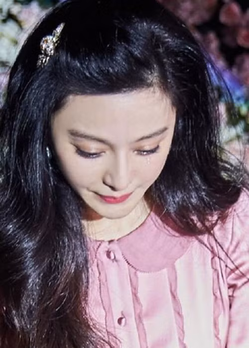 Thông tin Phạm Băng Băng được Lý Thần cầu hôn thu hút sự chú ý của dư luận. Được biết, Lý Thần tổ chức tiệc sinh nhật cho Phạm Băng Băng. Thời khắc bạn trai quỳ gối ngỏ lời, mỹ nhân họ Phạm khóc vì quá hạnh phúc. Ảnh: Sina