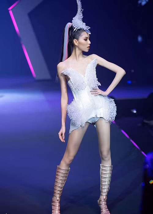 Giống như người mẫu Cao Ngân, Thùy Dương cũng trở lại Vietnam's Next Top Model 2017. Vẫn sở hữu thân hình cò hương, trong một thử thách, Thùy Dương ốm yếu đến không đủ sức nặng để thực hiện phần thi của mình. Ảnh: BTC