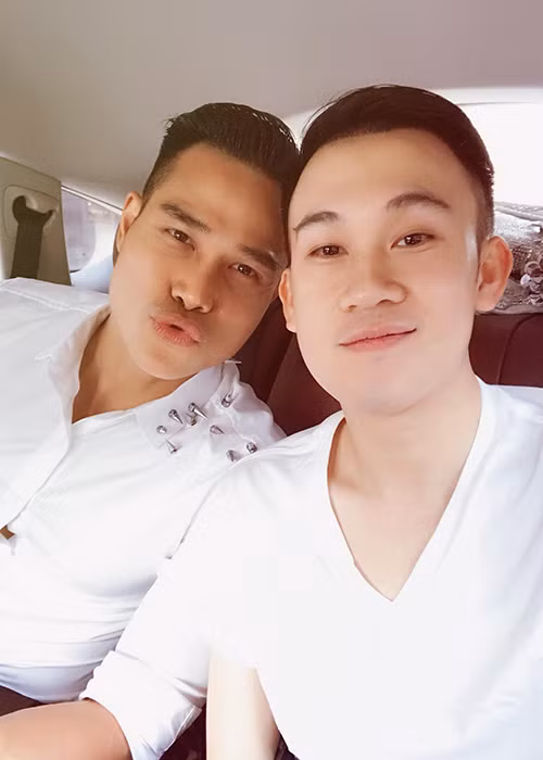 Dương Triệu Vũ (phải) đích thân ra đón Tiến Đoàn về nước là một trong những tin tức sao Việt trong ngày 27/9.