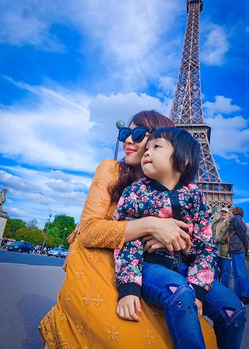 MC Diệp Chi mong đón Giáng sinh ở Paris cùng cô con gái.