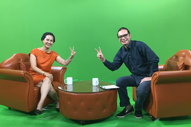 “Mẹ chồng” Lan Hương và đạo diễn Trần Lực chụp ảnh kỷ niệm khi cùng tham gia một chương trình.