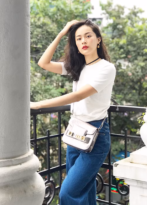 Hạ Vi chia sẻ: “Có chiều sâu chụp hình mới đẹp được. P/s: Mình đang nói đến cái hiệu ứng chụp ý”.