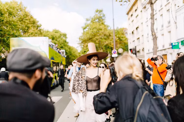 Maya khoe ảnh thu hút ống kính máy ảnh tại tuần lễ thời trang ở Paris.