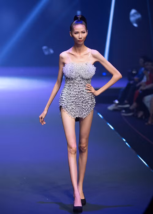 Cao Ngân từng gặp cướp, bị ngã dẫn đến gãy xương và dập phổi sau cuộc thi Vietnam’s Next Top Model 2014. Vì tai nạn này, cô từng có ý định bỏ nghề người mẫu. Gần đây, Cao Ngân bị sụt cân và đang cố gắng tăng cân trở lại.