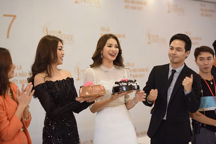 Cũng trong không khí đang căng thẳng của vòng thi sơ tuyển, Hoa hậu Phạm Hương đã bí mật tổ chức sinh nhật cho Lệ Hằng.