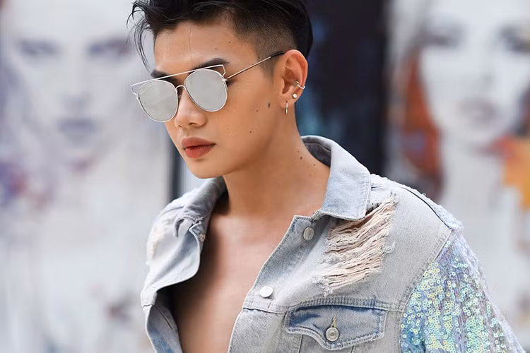 Đào Bá Lộc khẳng định anh không hay biết mình trở thành người thứ ba. Tuy nhiên ngay khi phát hiện ra, nam ca sĩ quyết chia tay bởi anh không thích chia sẻ hay giành giật hạnh phúc của người khác. Ảnh: FBNV