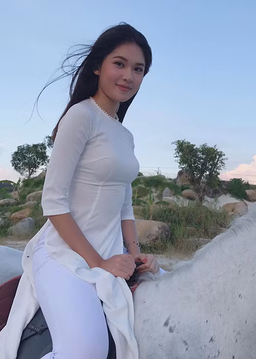 Á hậu Thùy Dung viết trên trang cá nhân: "Công chúa bạch mã đi tìm hoàng tử đây".