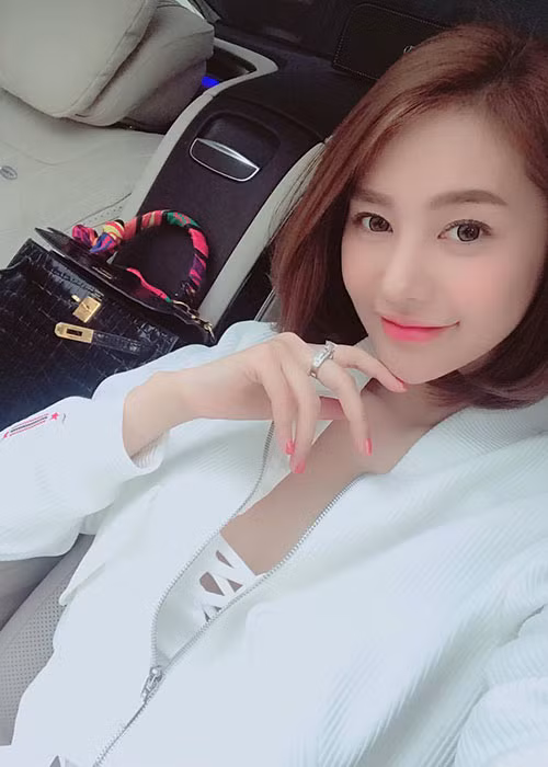 Linh Chi tự chúc mừng sinh nhật mình. Nữ người mẫu tiết lộ cô sẽ gửi tặng fans nhiều bộ ảnh đẹp.