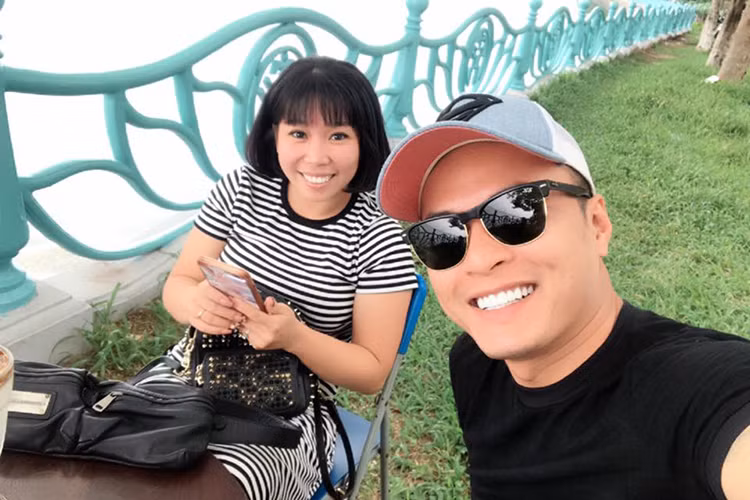 Vợ chồng Hồng Đăng “Người phán xử” “trốn con” đi hẹn hò. “Đôi bạn già đi lang thang cafe”, anh chia sẻ.