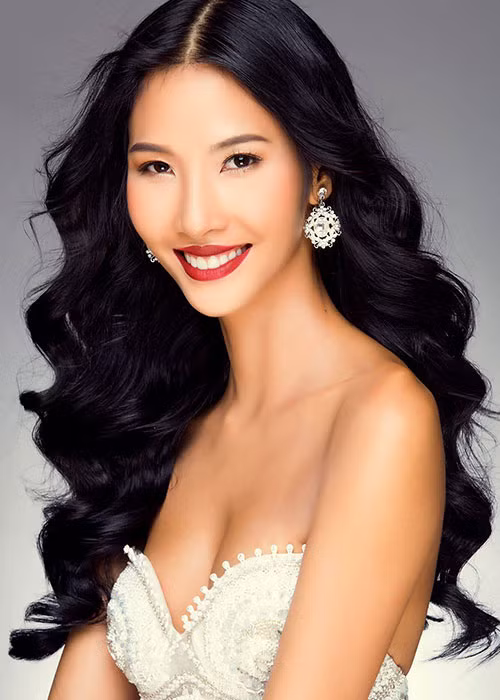 Hoàng Thùy dành tặng 10 triệu đồng để quyên góp cho quỹ từ thiện phẫu thuật nụ cười cho các trẻ em bị hở hàm ếch.