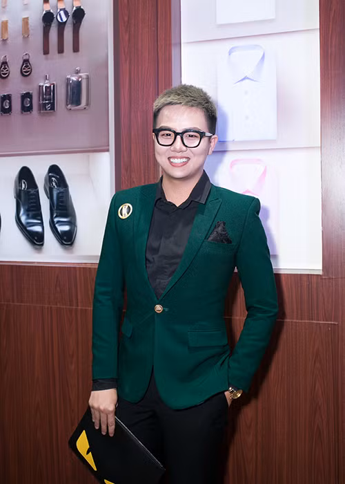 Diễn viên Duy Khánh xuất hiện tươi tắn tại sự kiện. Anh gây chú ý bởi vẻ ngoài lịch lãm khi diện vest.