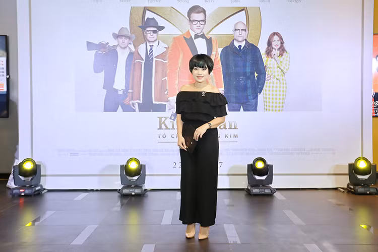 Sự kiện cũng có sự góp mặt của ca sĩ Ngọc Khuê. Đến xem phim, cô diện cây đen khoe vai trần gợi cảm.