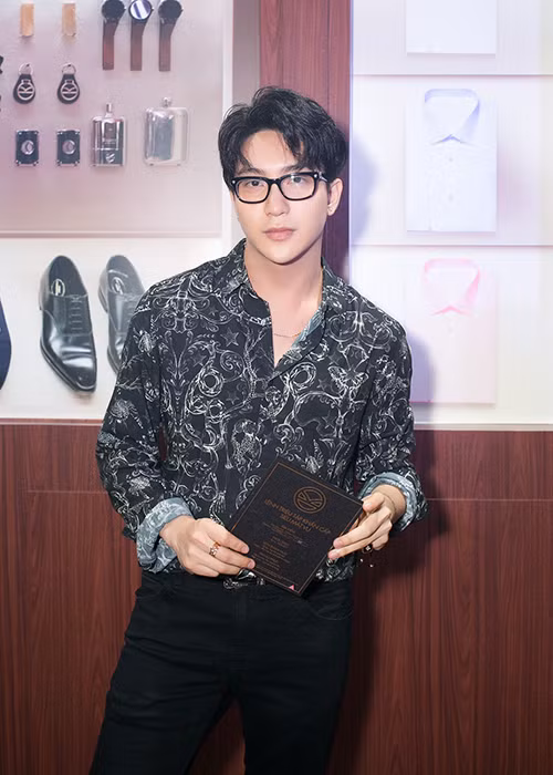 B Trần cũng háo hức đến thưởng thức bộ phim về các siêu điệp viên đẹp trai, chất ngầu.