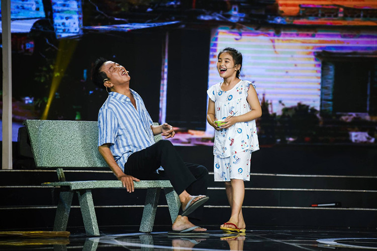 Tham gia chương trình Sao nối ngôi - phiên bản thiếu nhi, Khánh Nhi được bố nuôi hết lòng truyền nghề, thậm chí lên sân khấu hỗ trợ. Ảnh: Tuổi trẻ