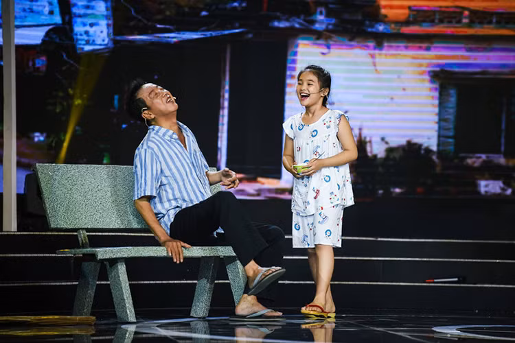 Tham gia chương trình Sao nối ngôi - phiên bản thiếu nhi, Khánh Nhi được bố nuôi hết lòng truyền nghề, thậm chí lên sân khấu hỗ trợ. Ảnh: Tuổi trẻ