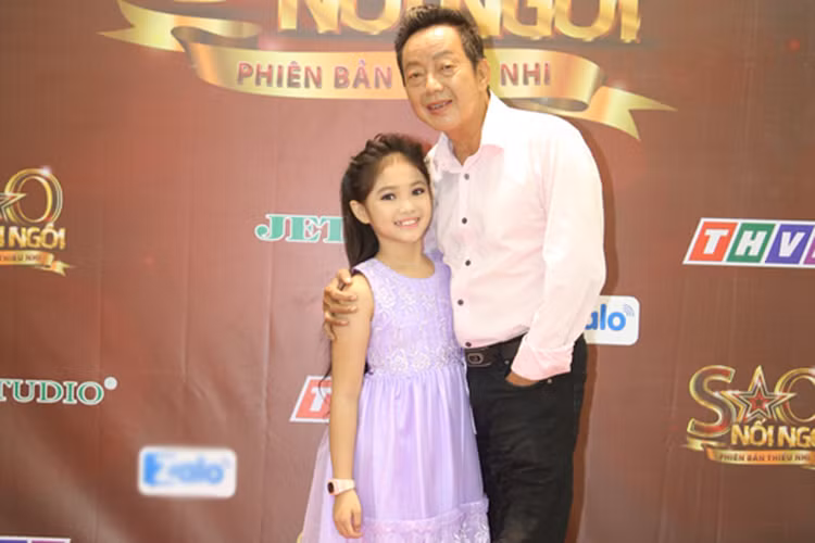 Khánh Nhi luôn vui cười mỗi khi bên bố nuôi. Ảnh: Người lao động