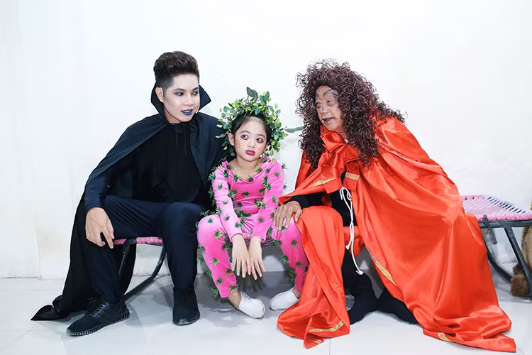 Dưới sự chỉ dạy của bố nuôi, Khánh Nhi nhanh chóng gây ấn tượng tại Sao ngối ngôi và được đánh giá đa tài. Em có thể hát nhạc dân ca, cải lương, diễn kịch, nhảy múa. Ảnh: Phunustyle