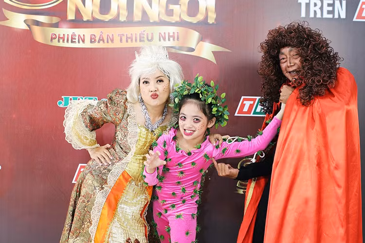 Dù hoàn cảnh gia đình khá khó khăn và thiếu vắng tình thương của bố ruột nhưng Khánh Nhi vẫn giữ được sự đáng yêu, lạc quan. Ảnh: Phunustyle