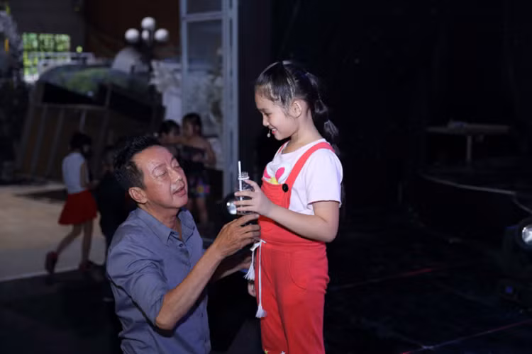 Dù không có mối quan hệ ruột rà máu mủ nhưng Khánh Nhi được nam nghệ sĩ hết lòng yêu thương, quan tâm và chăm sóc. Ảnh: Pháp luật plus