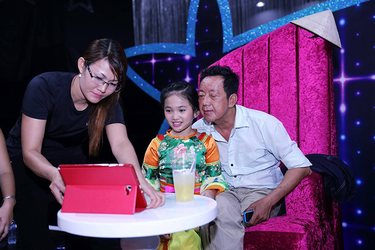 Khánh Nhi hiện sống với mẹ ở Sài Gòn. Sau khi bố bỏ đi, em và mẹ nương tựa vào nhau mà sống. Mẹ của Khánh Nhi là thợ may và nhận dạy hát, múa để kiếm thêm. Ảnh: Đời sống văn hóa