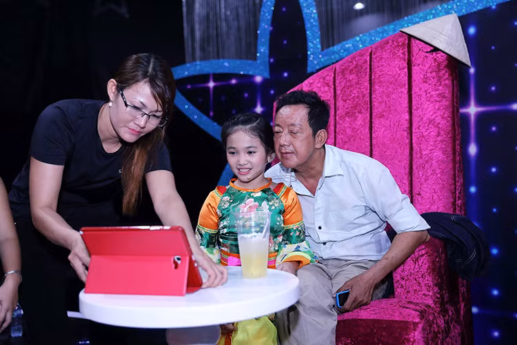 Khánh Nhi hiện sống với mẹ ở Sài Gòn. Sau khi bố bỏ đi, em và mẹ nương tựa vào nhau mà sống. Mẹ của Khánh Nhi là thợ may và nhận dạy hát, múa để kiếm thêm. Ảnh: Đời sống văn hóa