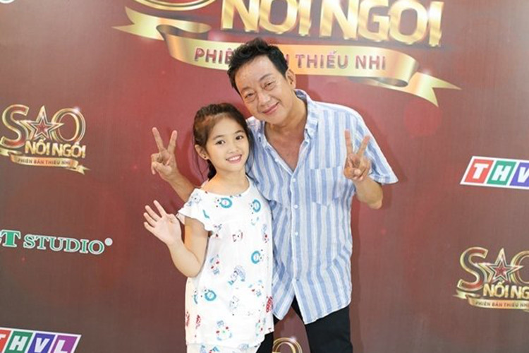 Khánh Nhi đam mê ca hát, diễn xuất từ nhỏ. Năm 5 tuổi, khi hết tiền đóng học phí, em chia sẻ với một người quen và được giới thiệu với nghệ sĩ Khánh Nam. Ảnh: Đời sống Việt Nam