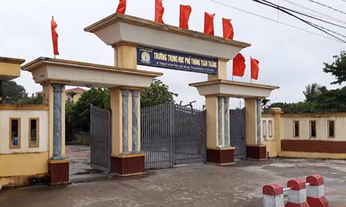 Nu sinh lop 12 bi danh ngat ngay tai lop