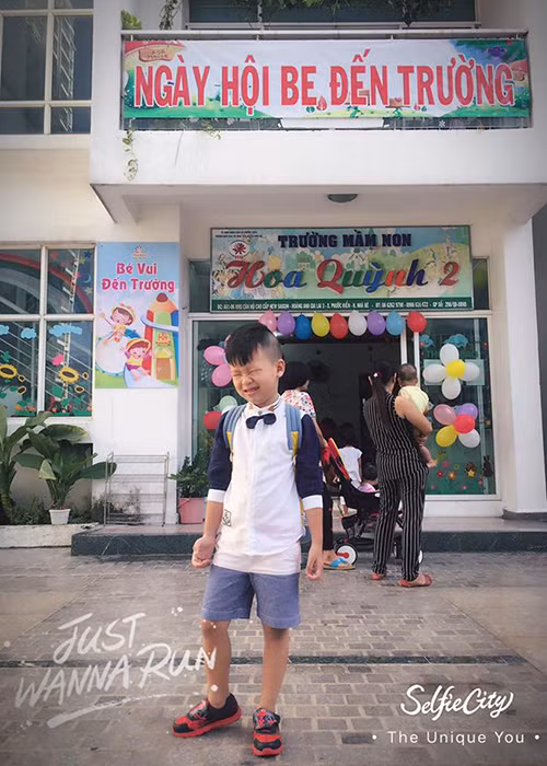 Ca sĩ Khánh Ngọc đưa con trai đến trường. Cô chia sẻ vì vẫn còn ham chơi nên bé trông rất hân hoan trong ngày tựu trường.