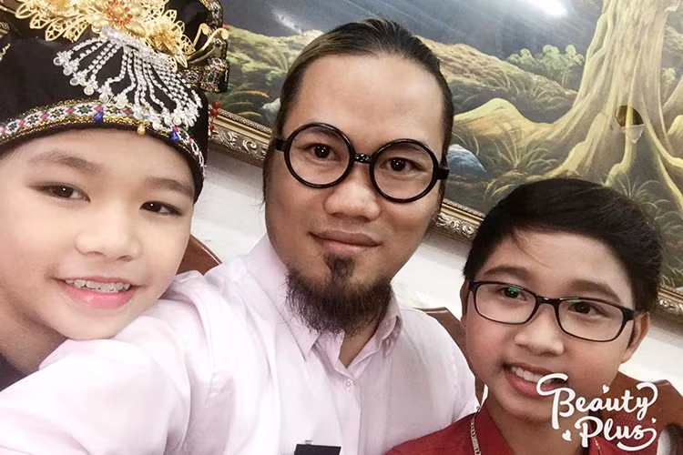 Diễn viên hài Vượng Râu cũng đưa hai nhóc tì của mình đến lớp ngày đầu năm học mới.