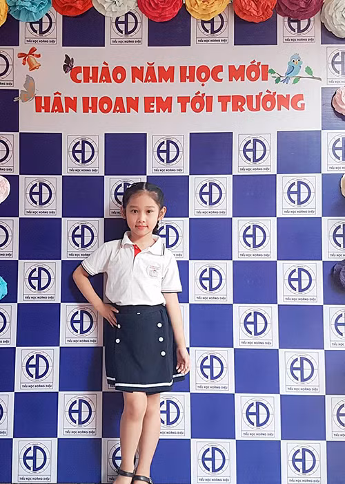 Minh Tiệp khoe ảnh con gái kèm chú thích: “Em đã chính thức trở thành học sinh lớp 1. Ngày khai giảng đầu tiên của em. Rất tự tin y như đi dự event. Tạo dáng chóng mặt, rất hào hứng”.