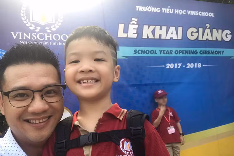 Đạo diễn Khải Anh cũng là một trong những sao Việt dậy sớm để đưa con đi khai giảng năm học mới.