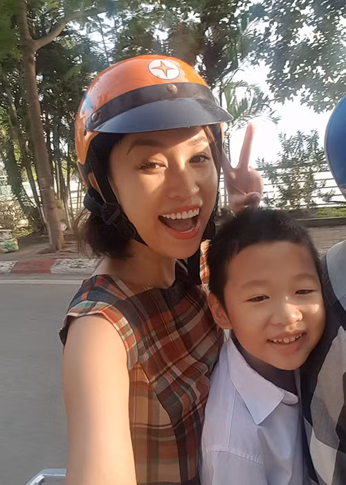 MC Vân Hugo háo hức trong ngày tựu trường cùng con trai. Trên trang cá nhân, cô chúc con trai có một năm học mới tuyệt vời.