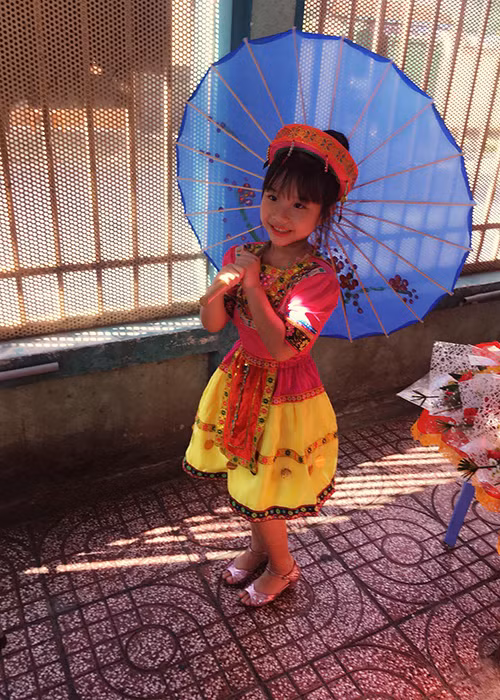 Ca sĩ Thu Phượng chia sẻ tâm sự đầy xúc động khi đưa con gái đi khai giảng. “Cám ơn con, lại thêm 1 năm nữa mẹ dắt tay con đi. Con vào lớp 2 rồi, nhanh thật! Mẹ cảm ơn con đã cho mẹ biết thế nào là may mắn khi có con trong cuộc đời mẹ! Yêu Zon bé bỏng”.