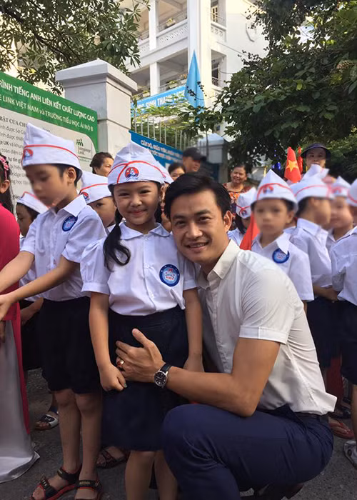 Diễn viên Tiến Lộc khoe cô con gái Kitty năm nay đã vào lớp 1. Gần đây, cả hai gây chú ý khi tham gia chương trình “Bố ơi! Mình đi đâu thế?” mùa 4.