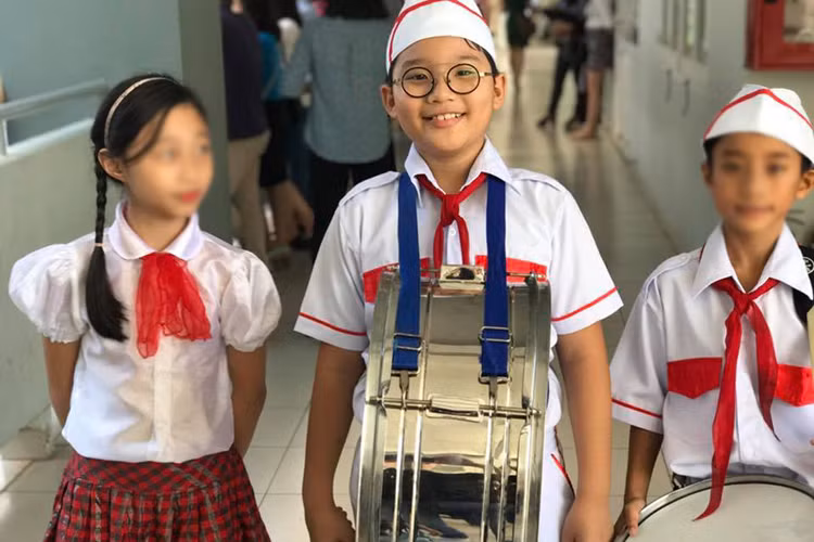 Ca sĩ Hoàng Bách nhắn nhủ đến con trai trong ngày khai giảng: “Chúc mừng các con bước vào năm học mới! Năm học cuối cấp rồi, vui các con nhé!”.